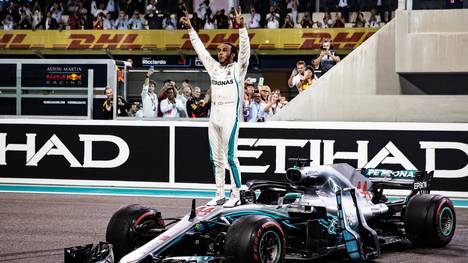 Formel 1: Mercedes stellt Auto von Lewis Hamilton und Valtteri Bottas vor, Mercedes-Pilot Lewis Hamilton feiert seinen WM-Titel in Abu Dhabi
