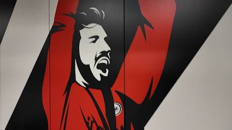 Jeder Abschied ist schwer. Doch besonders der von Kevin Trapp schmerzt die Eintracht-Anhänger. Trainer Toppmöller huldigt dem Schlussmann und blickt direkt auf seinen Nachfolger.