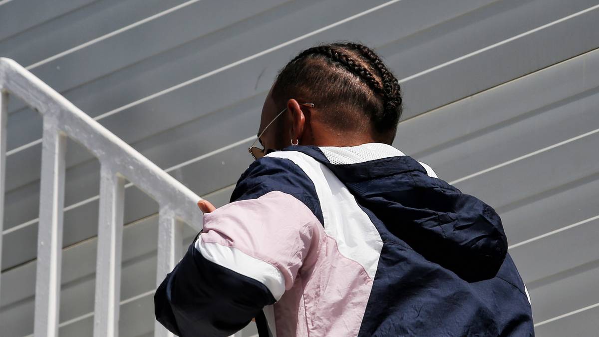 Im Fahrerlager zeigt sich der für seinen extravaganten Style bekannte Engländer auch schon einmal mit fein geflochtenen Zöpfchen