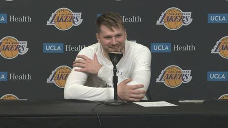 Auf der Pressekonferenz nach seinem Lakers-Debüt verrät Luka Doncic, was LeBron James ihn in der Früh per SMS gefragt hatte. 