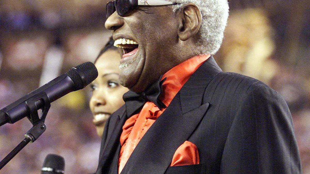 ...und Ray Charles sorgt in der Pre-Game-Show für das erste Highlight