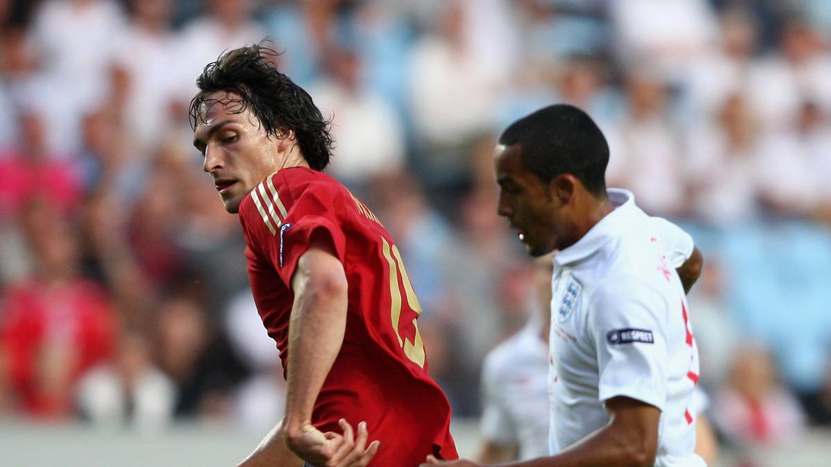 MATS HUMMELS: Der Innenverteidiger zeigt vor allem im Finale bei seinem ersten Startelfeinsatz eine starke Partie und kommt aufgrund seiner großen Spielübersicht im defensiven Mittelfeld zum Einsatz. Reift beim BVB zum Weltklasse-Verteidiger, steht nach seinem Wechsel zu Bayern 2016 aktuell vor einer erneuten Rückkehr. Wird Anfang 2018 von Bundestrainer Joachim Löw wie Boateng und Thomas Müller ausgebootet