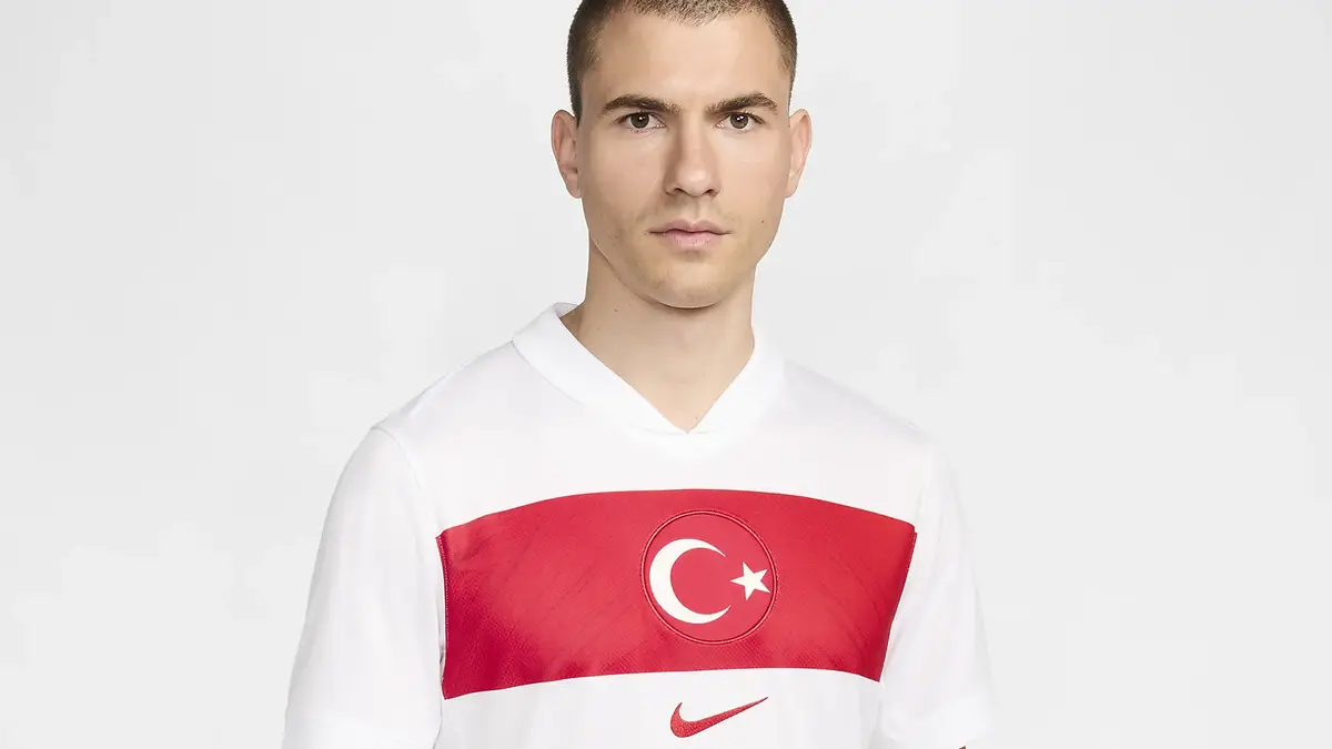 Türkei (Heim) - Ausrüster: Nike - Das türkische Heimtrikot ist weiß und enthält einen roten Bruststreifen.