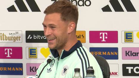 Joshua Kimmich, der "DFB-Spieler mit dem grünsten Daumen", spricht auf der Pressekonferenz über die Flora und Fauna in Winston-Salem. Dabei berichtet er auch über die Begegnung mit einer giftigen Schlange. 