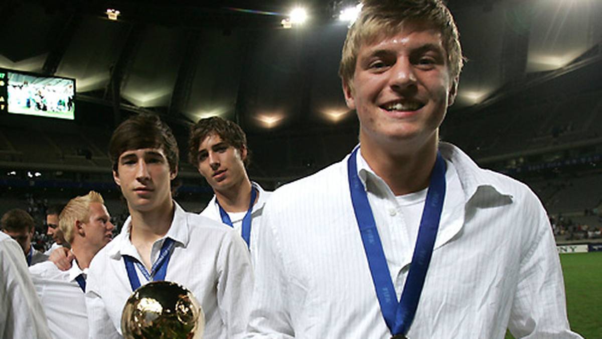 Trotzdem markiert das Turnier einen Durchbruch für Kroos: Er bekommt den Goldenen Ball als bester Spieler des Turniers und den bronzenen Schuh als drittbester Torschütze