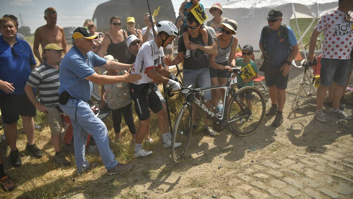 Immer wieder müssen die Beobachter den Wettkämpfern auch wortwörtlich unter die Arme greifen - Der Pole Michal Kwiatkowski stürzte hier auf dem tückischen Untergrund