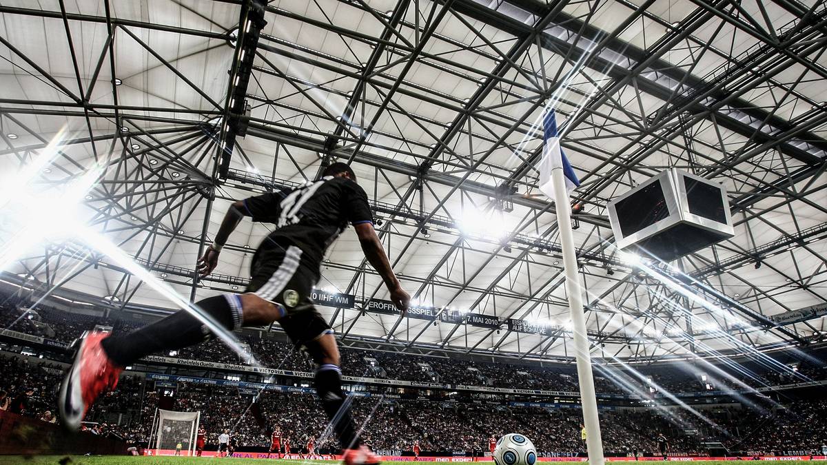 Mit dem Parkstadion war Gelsenkirchen Spielort bei der WM 1974 und der EM 1988. Die Veltins-Arena, 2001 eröffnet, sah die WM 2006 und das Champions-League-Finale 2004
