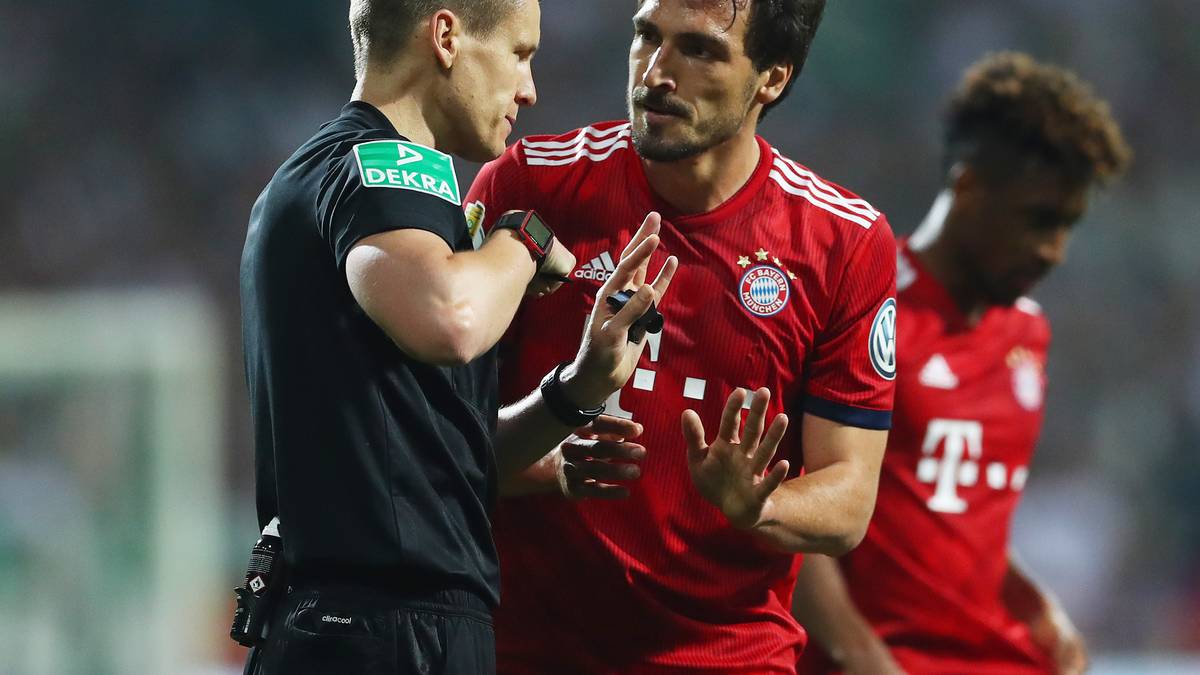 MATS HUMMELS: Begann hochkonzentriert und fing durch starkes Stellungsspiel viele Bälle ab. Gewann in der ersten Hälfte starke 76 % seiner Zweikämpfe. Machte den starken Eindruck zunichte, als er beim 1:2 erst zu langsam gegen Vorbereiter Rashica war und sich Sekunden später böse von eben jenem vor dem 2:2 austanzen ließ und auf dem Hosenboden landete. SPORT1-Note: 4,5 