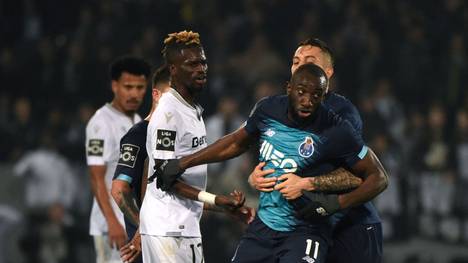 Teamkollegen und Gegenspieler wollen Moussa Marega davon abhalten, den Platz zu verlassen