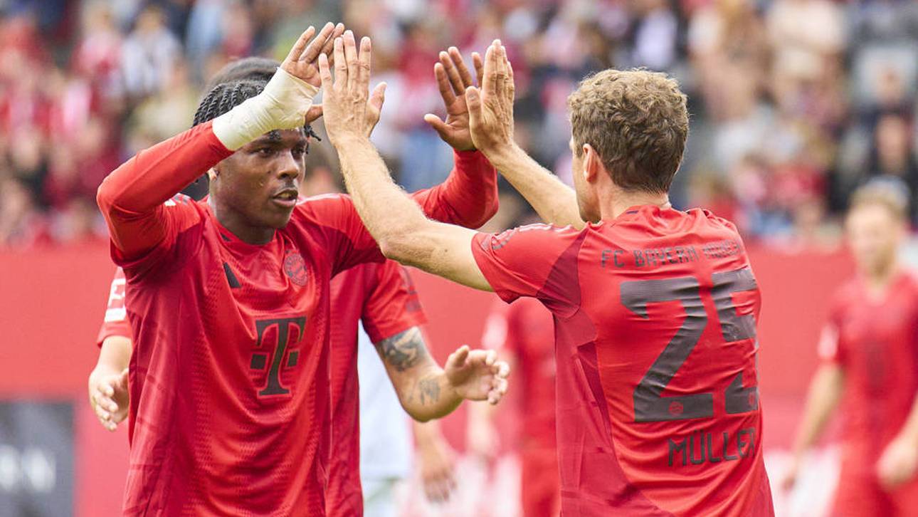 Mathys Tel (l.) schwärmt von Bayern-Ikone Thomas Müller (r.)