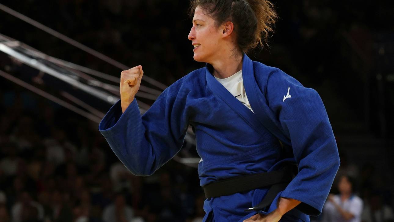 Deutscher Judoka winkt Medaille