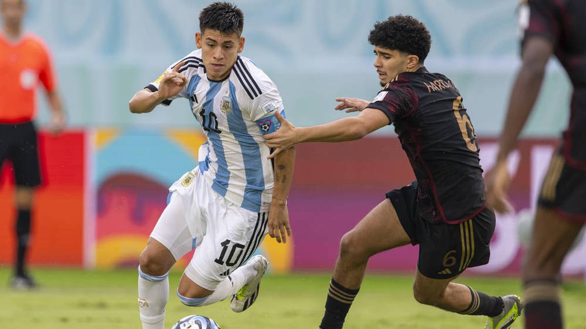 Kaum zu stoppen: Claudio Echeverri am Ball gegen die deutsche U17-Auswahl