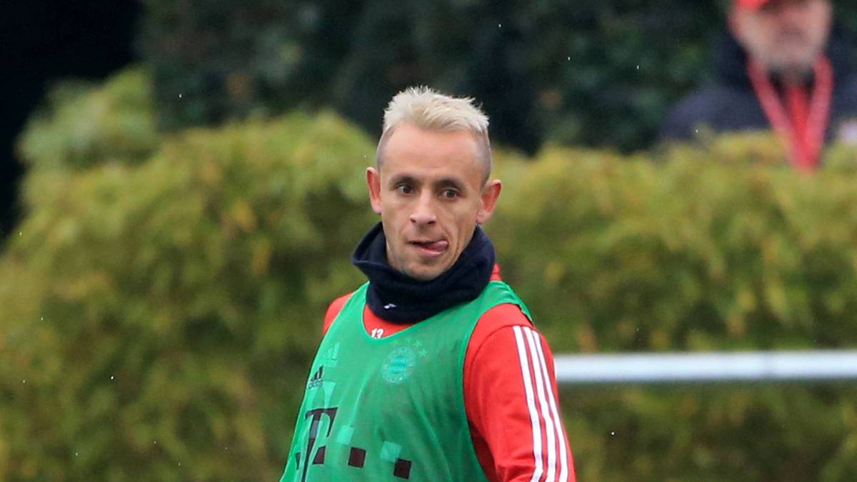 Bayern-Star Rafinha verblüfft im Mannschaftstraining des Rekordmeisters ebenfalls mit neuem Look. Mit seinen blondierten Haaren erinnert der Brasilianer an US-Rapper Eminem