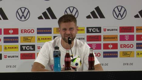 Der deutsche Nationalspieler Niclas Füllkrug spricht auf einer Pressekonferenz über die ausgetrenen Nationalspieler Thomas Müller, Toni Kroos, Manuel Neuer und Ilkay Gündogan.