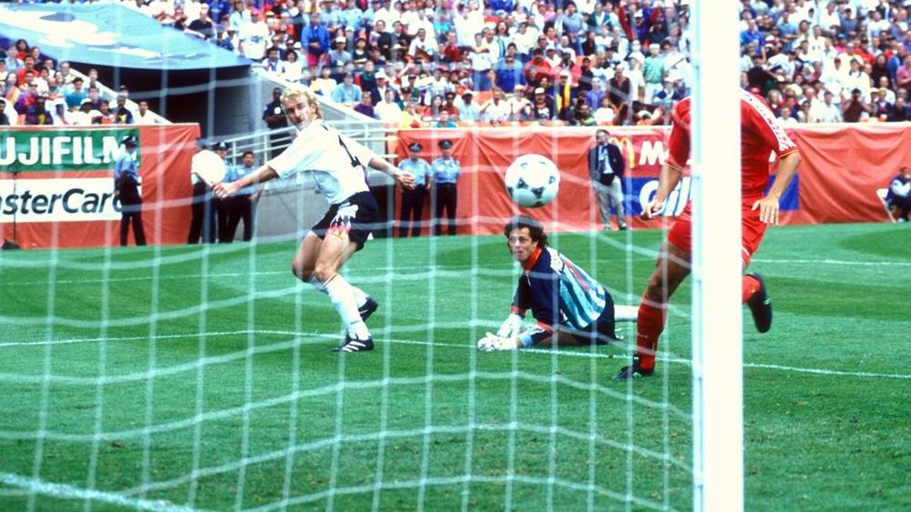 Rudi Völler (l.) dreht nach seinem Führungstor gegen Belgien jubelnd ab