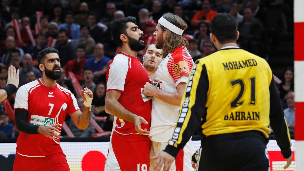 Dänemarks Superstar Mikkel Hansen (2.v.r.) gerät mit Mohamed Merza Salman aus Katar aneinander