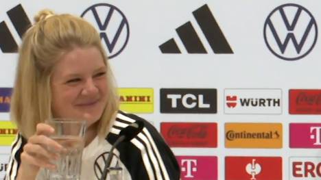 Nico Schlotterbeck nimmt zwei Tage vor dem Achtelfinale gegen Dänemark bei der Pressekonferenz platz, allerdings nicht ganz freiwillig.
