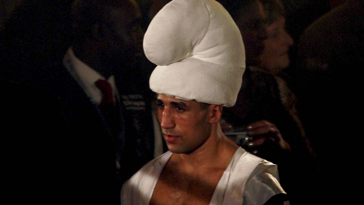 ABRAHAM vs. IKEKE: Etwas mehr als zwei Jahre nach seinem Profi-Debüt und 18 Siegen in Serie erhält der wegen seiner extravaganten Kopfbedeckung "Schlumpfboxer" genannte Abraham die Chance auf einen WM-Kampf