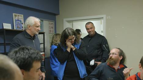DFB-Sportdirektor Rudi Völler besucht die Bahnhofsmission Leipzig, gibt dort Autogramme und überreicht am Ende für jeden Anwesenden noch ein Geschenk. 