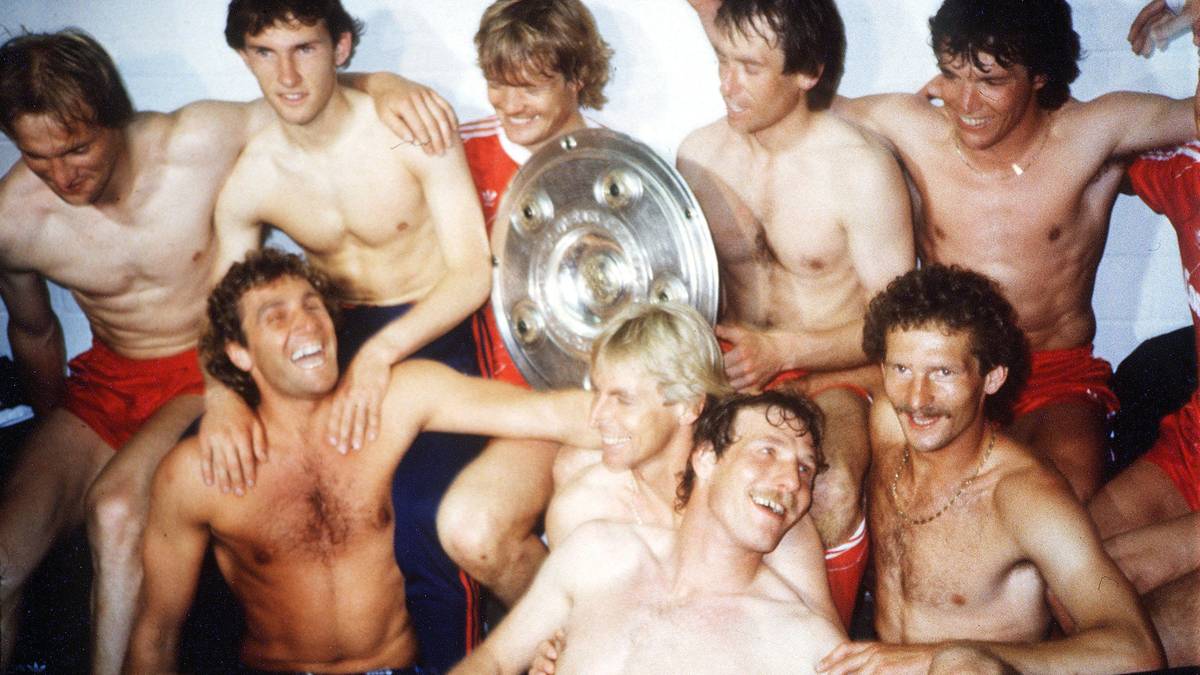 PLATZ 12: Norbert Eder (links neben Lothar Matthäus) kam 1984 vom 1.FC Nürnberg zum FC Bayern, nachdem er zehn Jahre für den Club auf dem Platz stand. Bei den Münchnern steuerte Eder in 182 Spielen sieben Treffer bei und wurde dreimal in Folge deutscher Meister