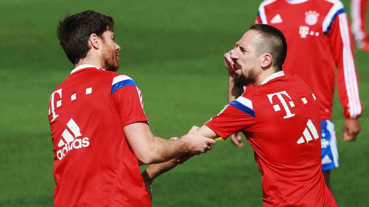 Währenddessen kochen bei Xabi Alonso (l.) und Franck Ribery kurzzeitig die Emotionen hoch. Nach einem kleinen Wortgefecht haben die Streithähne ihre Nerven jedoch wieder im Griff