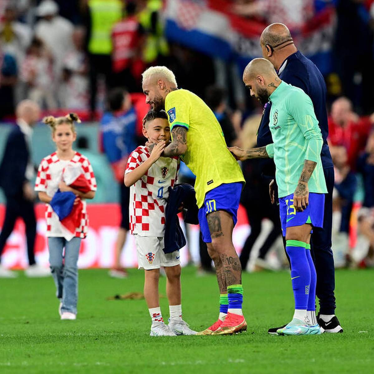 WM 2022 Rührende Szene nach Brasilien-Aus! Neymar wird von Perisic-Sohn getröstet