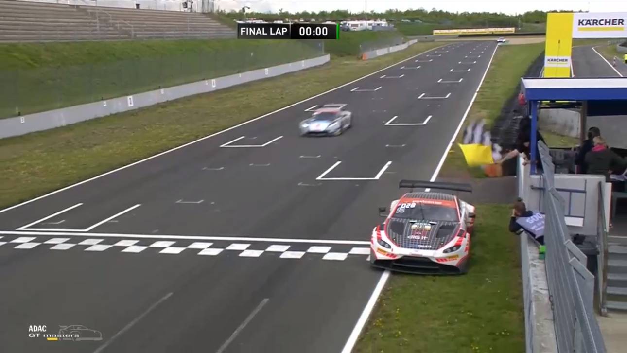 Corvette-Duo trumpft im Regen auf