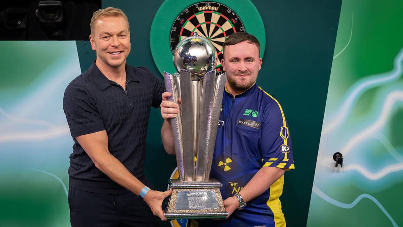 Chris Hoy (l.) vergibt auch in diesem Jahr wieder die Sid Waddell Trophy im Ally Pally