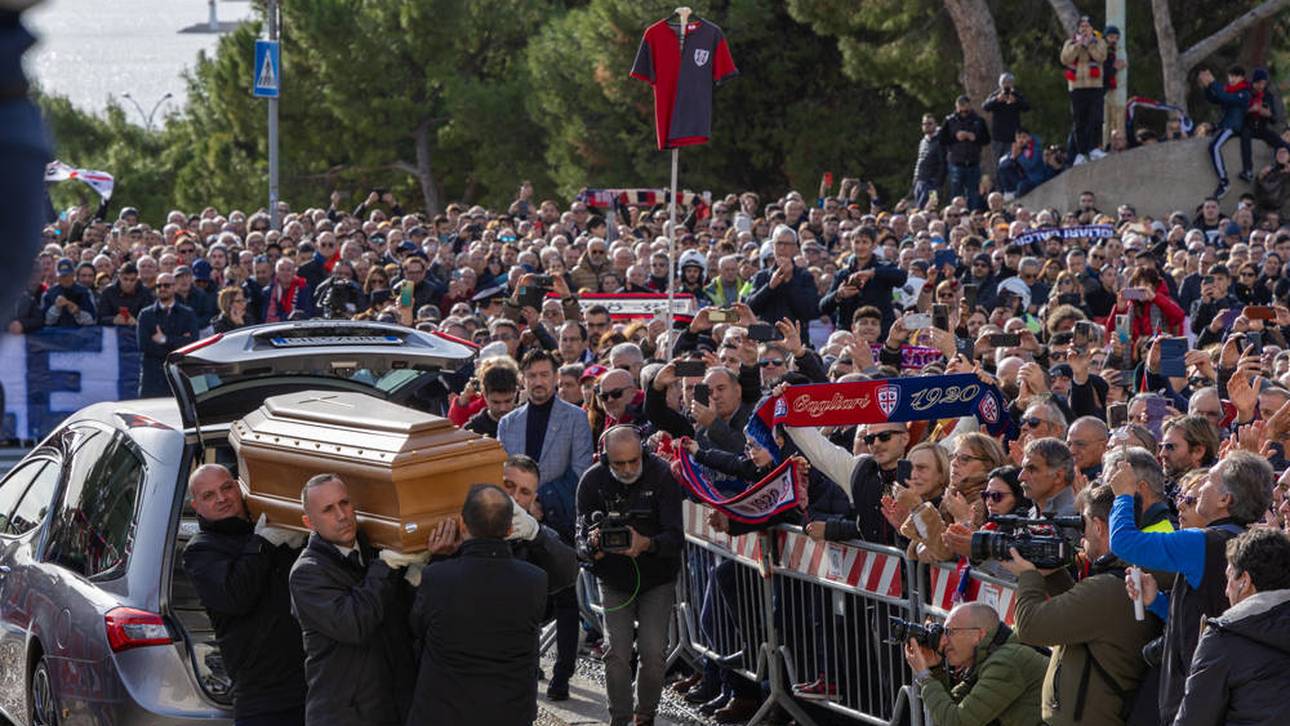 Tausende Zuschauer säumten in Cagliari den Weg, als Gigi Rivas Sarg zum Friedhof gebracht wurde