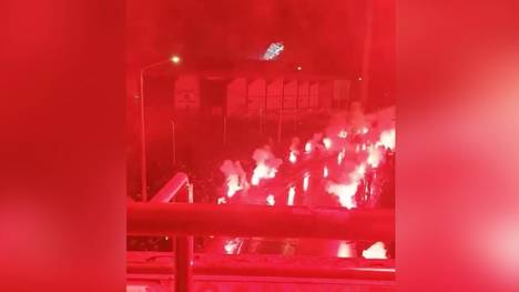 Bei einer Auswärtsfahrt nach Lyon kommen sieben Anhänger von PAOK Saloniki bei einem Autounfall ums Leben. Der gesamte Klub steht unter Schock - tausende Fans erweisen den verunglückten Insassen die letzte Ehre.