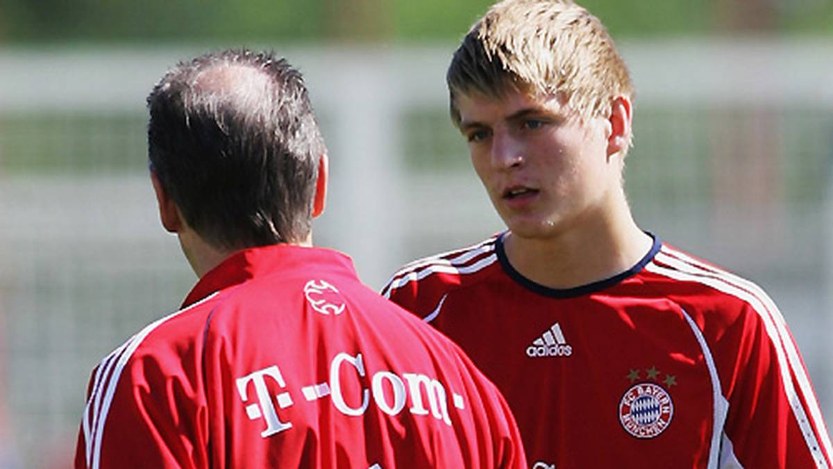 2006 geht Kroos zum FC Bayern, wo er 2007 mit nur 17 Jahren von Coach Ottmar Hitzfeld in den Profikader berufen wird