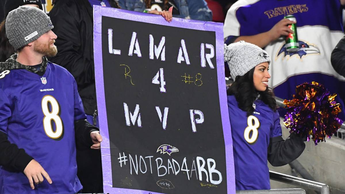 Jackson ist zudem der erste Spieler überhaupt mit mindestens 3.000 Passyards und 1.500 Laufyards in seinen ersten beiden NFL-Jahren. Noch nie zuvor gelangen einem Quarterback in seinem Monday-Night-Debüt fünf Touchdowns. Zwei Spiele mit fünf Touchdowns schaffte ebenfalls noch nie ein 22-Jähriger