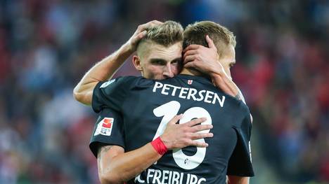 Nils Petersen bejubelt einen seiner drei Treffer gegen Nürnberg