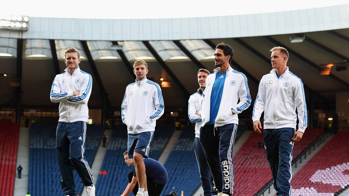 Die Ruhe vor dem Sturm im Hampden Park zu Glasgow.  Andre Schürrle, Christoph Kramer, Max Kruse, Mats Hummels und Marc-Andre ter Stegen (v.l.) werfen vor dem Spiel in der EM-Qualifikation gegen Schottland einen prüfenden Blick auf den Rasen. Die Laune scheint gut