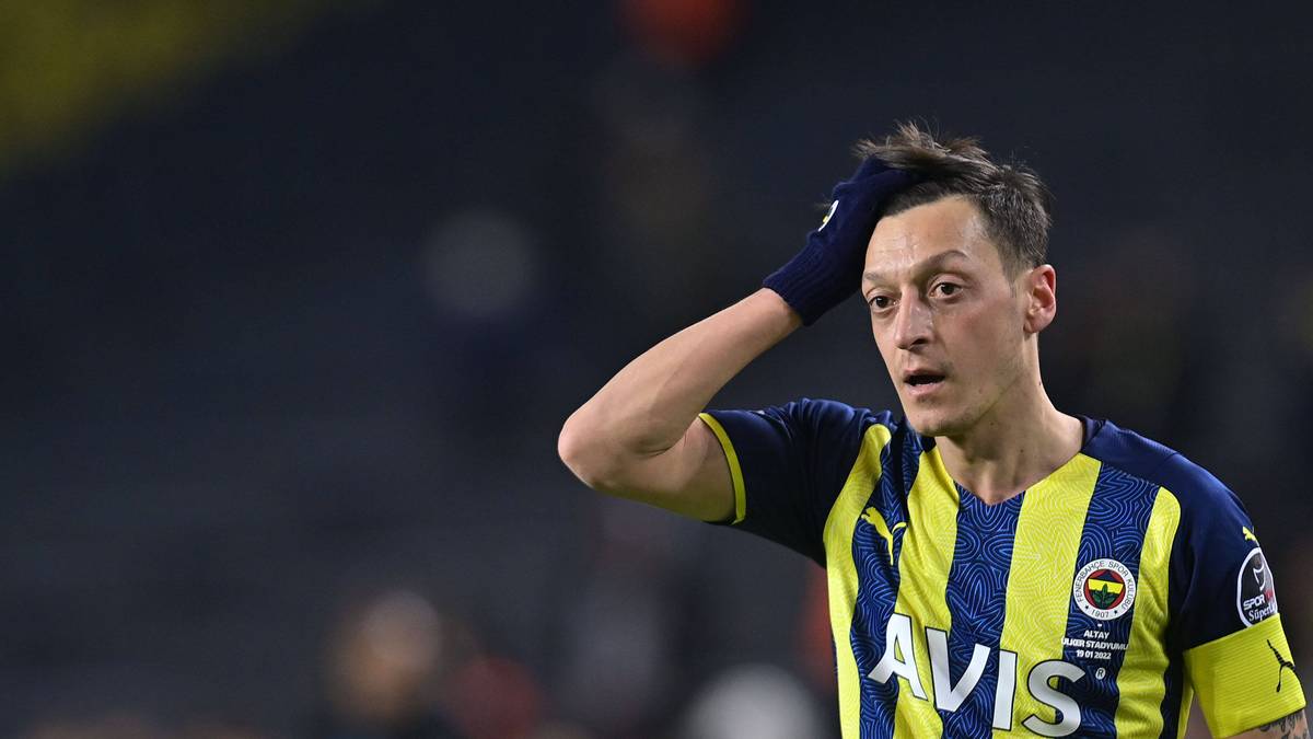 Dicke Überraschung bei Fenerbahce. Der Topklub aus der Türkei verzichtet ab sofort auf die Dienste von Mesut Özil.