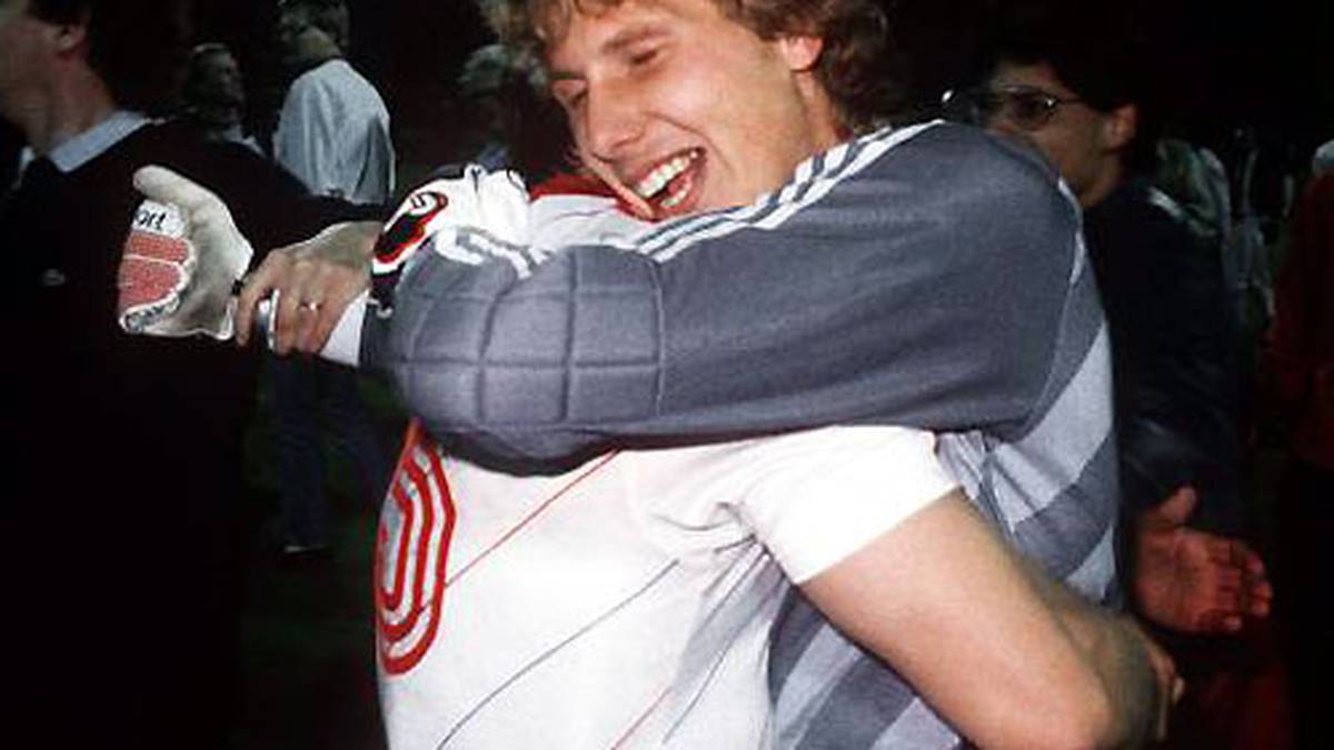 Er steht beim sensationellen UEFA-Cup-Sieg 1988 im Tor und gewinnt später auch den DFB-Pokal mit Bayer Leverkusen. Nach seinem Karriereende ist Vollborn lange als Torwarttrainer im Verein tätig, heute ist er Fanbeauftragter