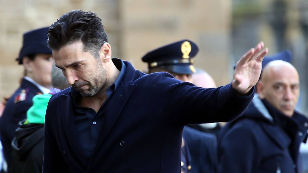 Torwart-Legende Gianluigi Buffon rührte kurz nach dem Tod des 31-Jährigen mit einem herzzerreißenden Brief. "Davide, ein wirkliches Kompliment! Du warst einer der besten Sportsmänner, auf die ich gestoßen bin. Deine Tochter verdient zu wissen, dass ihr Papa ein in jeder Hinsicht vollkommener und großartiger Mensch war", so Buffon