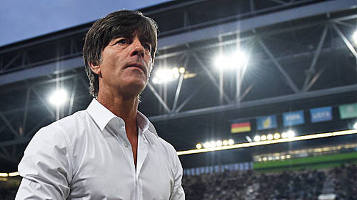 Ohne Großkreutz, mit Bellarabi: Joachim Löw nominiert den Kader für die EM-Qualifikationsspiele in Polen (11. Oktober) und gegen Irland (14. Oktober, beide im LIVE-TICKER und bei SPORT1.fm). Kevin Großkreutz (Borussia Dortmund) muss zuschauen, dafür sind Debütant Karim Bellarabi (Bayer Leverkusen) und Rückkehrer Max Kruse (Borussia Mönchengladbach) dabei. SPORT1 zeigt die 23 Nominierten