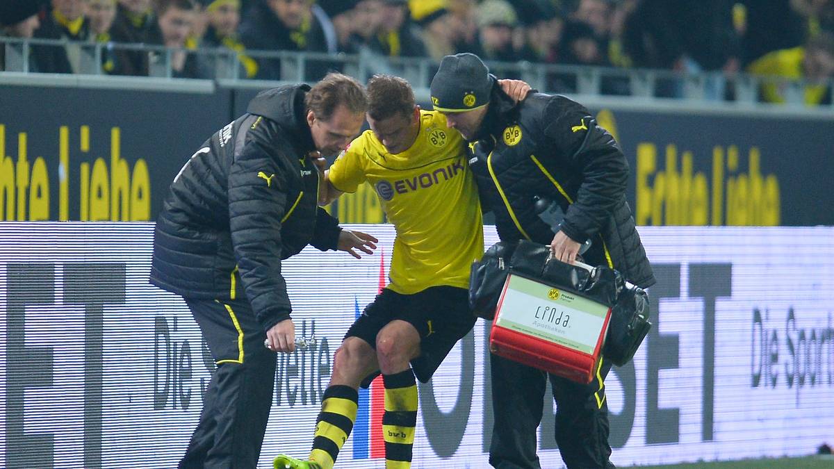 INNENBANDRISS SPRUNGGELENK (Dezember 2013): Nach erneuten Problemen mit der Leiste und den Adduktoren erwischt es "Manni" erstmals schlimmer am Sprunggelenk. Der Innenbandriss kann Bender aber nicht lange aufhalten, nach einem Spiel Pause ist er wieder da