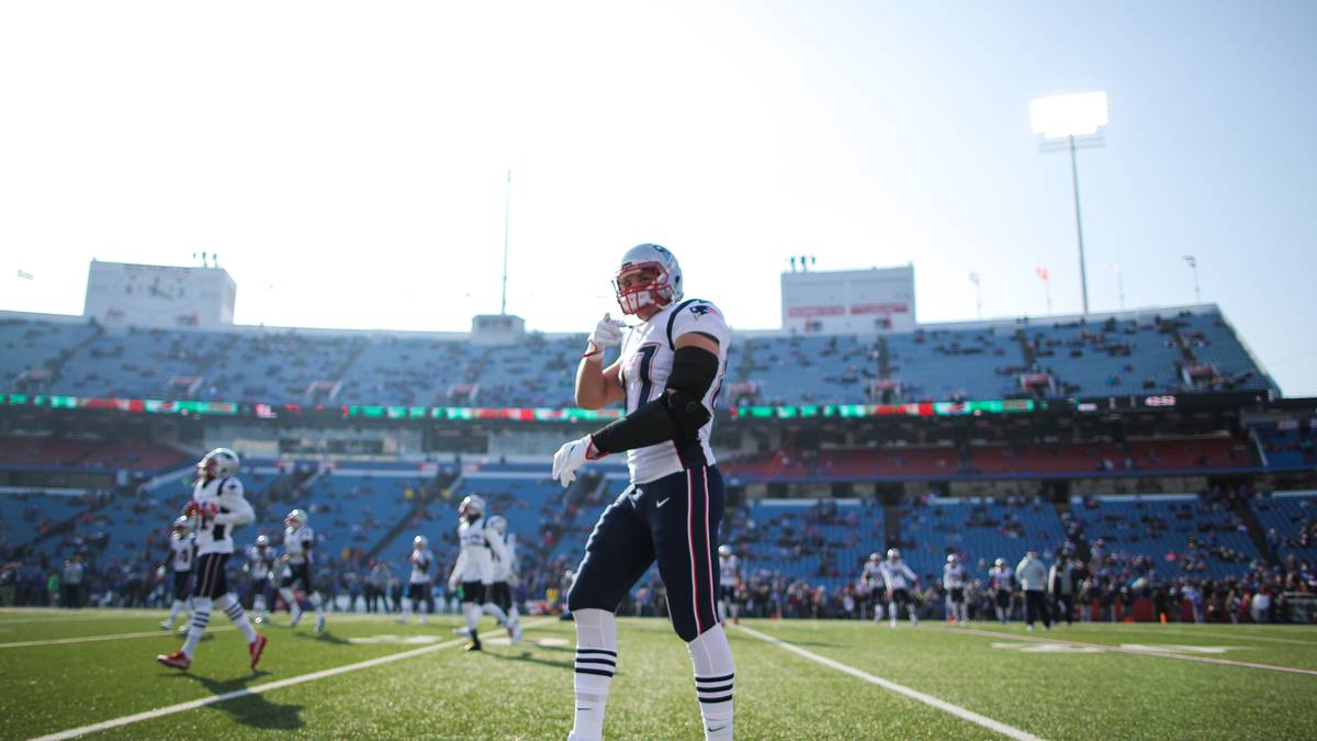 Zurück auf dem Feld fand Gronkowski schnell wieder seine Top-Form. In Woche 12 der folgenden Saison brach er gegen die Miami Dolphins auch den Franchise-Rekord für die meisten Spiele mit mehreren Touchdowns - und als dritter Tight End die 1000-Yard-Marke zum vierten Mal in seiner Karriere