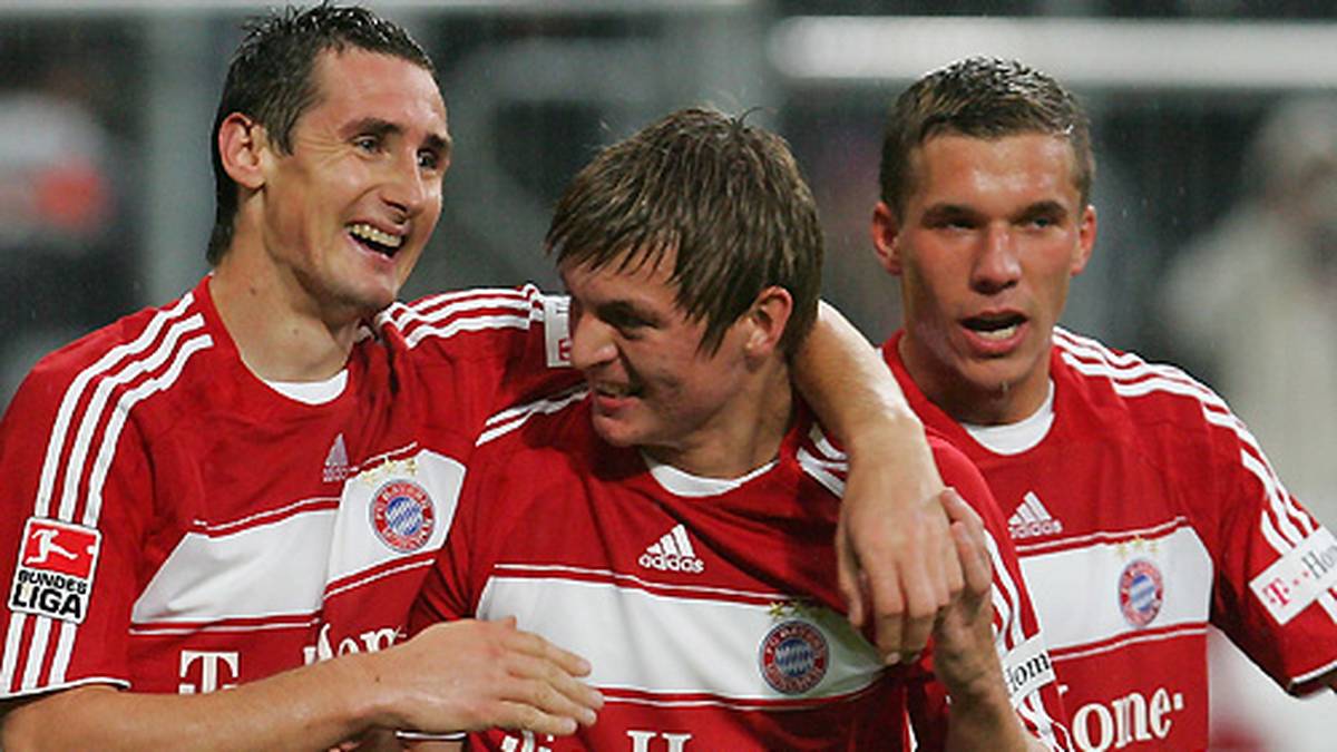 Am 26. September debütiert Kroos als jüngster Bayern-Spieler aller Zeiten in der Bundesliga - und bereitet gleich zwei Tore von Miroslav Klose beim 5:0-Sieg gegen Cottbus vor