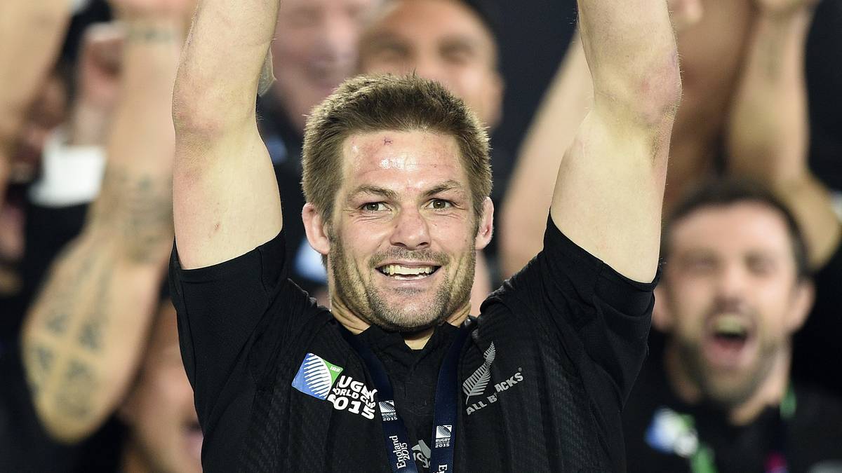 ...bevor dieser den Pokal in die Höhe stemmt