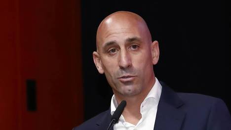 Der Druck auf Luis Rubiales steigt. Nun soll die FIFA nach der vorläufigen Sperre den nächsten Schritt machen und den Präsident des spanischen Fußballverbandes mit einer Hammer-Strafe belegen.
