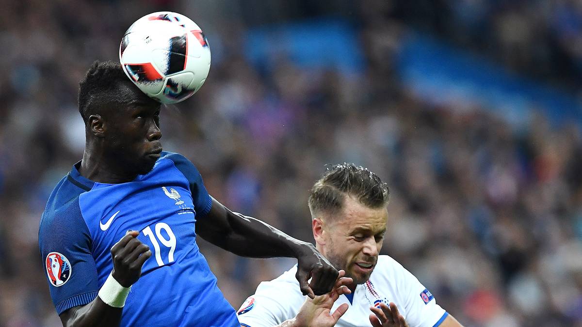 Bacary Sagna (33, Manchester City, 58 Länderspiele, 0 Tore) : In der Mannschaft wird er nur "Bac" genannt. Seine Eltern sind Senegalesen, er wurde im französischen Sens geboren. Sagna ist Moslem. Schon seit Jahren setzt er sich mit der Initiative "Gassroot Soccer" im Kampf gegen die Verbreitung des HI-Virus ein
