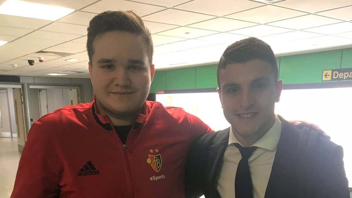 Tim 'TheStrxngeR' Katnawatos tritt zwar in der VBL als Spieler für Rasenballsport Leipzig an, steht aber beim Schweizer Fußballclub FC Basel unter Vertrag. Er wurde bereits einmal Sieger der ESL-Meisterschaft und hat sich auch schon für die FIFA 18-Weltmeisterschaft qualifiziert