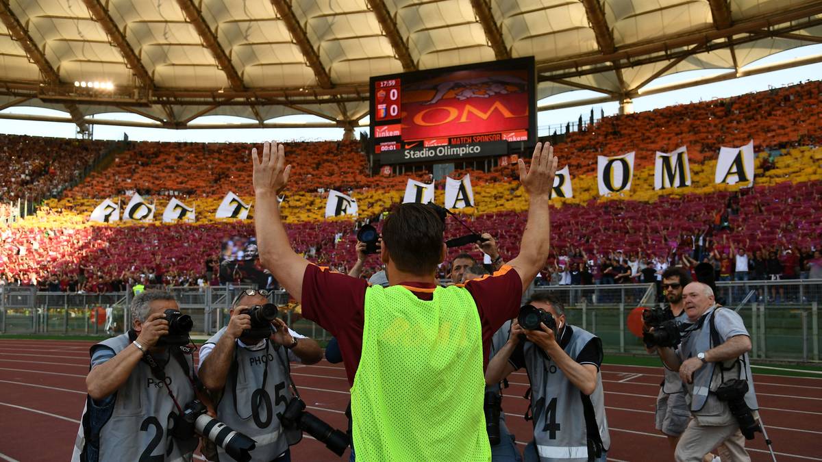 Francesco Totti beendet nach 25 langen Jahren seine Karriere beim AS Rom. Der italienische Klub erklärt den Spieltag zum "Totti-Day". SPORT1 zeigt die besten Bilder seines Abschieds