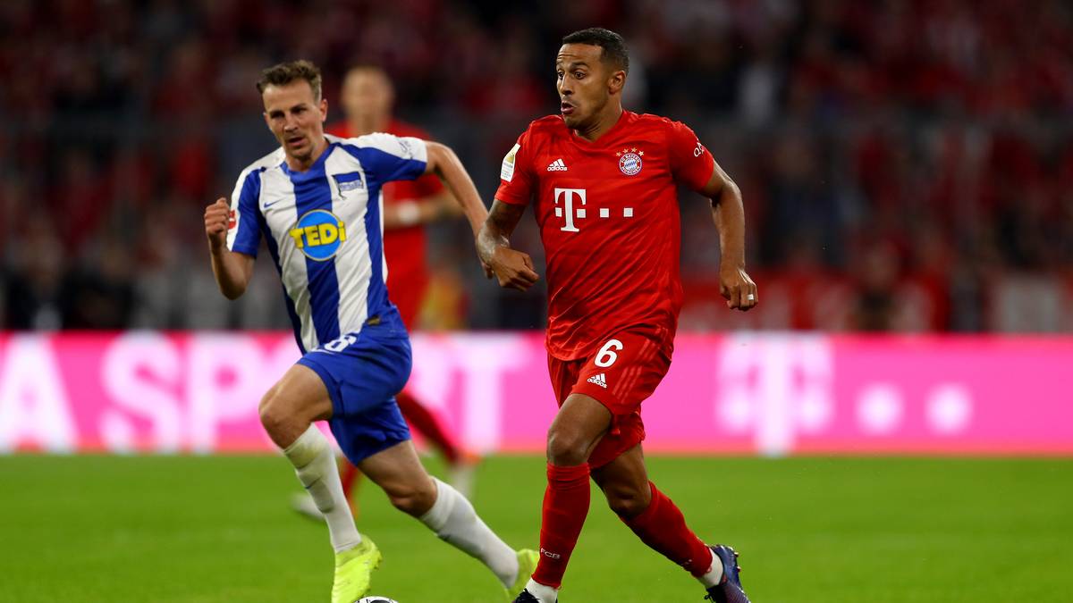 SPANIEN (10): Der Weltmeister von 2010 ist wie üblich schlagkräftig vertreten. Mit Edeltechniker Thiago und Abräumer Javi Martínez stehen zwei Spanier bei Bayern München unter Vertrag. Auch der BVB hat mit Paco Alcácer einen prominenten Vertreter in seinen Reihen. Daneben sind sieben weitere Spanier in der Liga aktiv