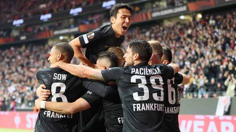 Eintracht Frankfurt feiert den dritten Treffer gegen Olympiakos Piräus