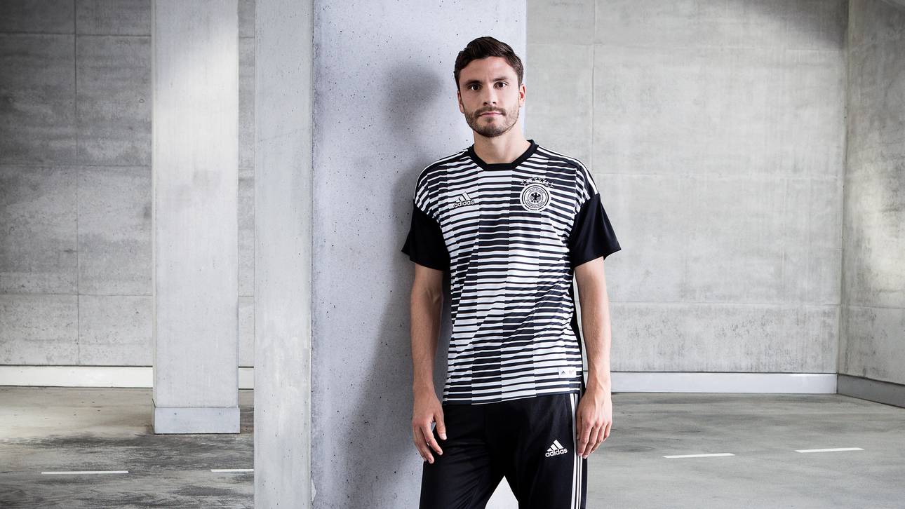 DFB-Team in Trikots aus Müll