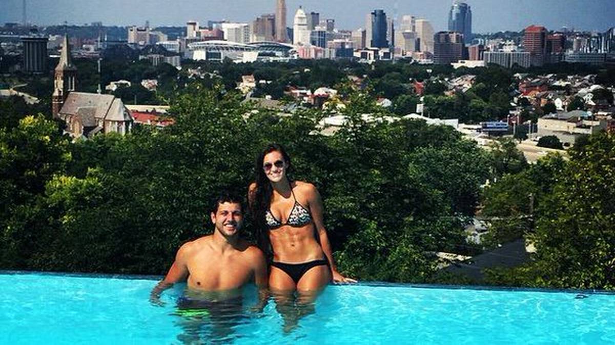 Dass Rachael Kimack am College sportlich aktiv war, lässt ihr perfekter Körper erahnen. Wenn die ehemalige Fußballerin nicht mit Freund und Bengals-Tight-End Tyler Eifert am Pool entspannt, verkauft sie Medizinprodukte